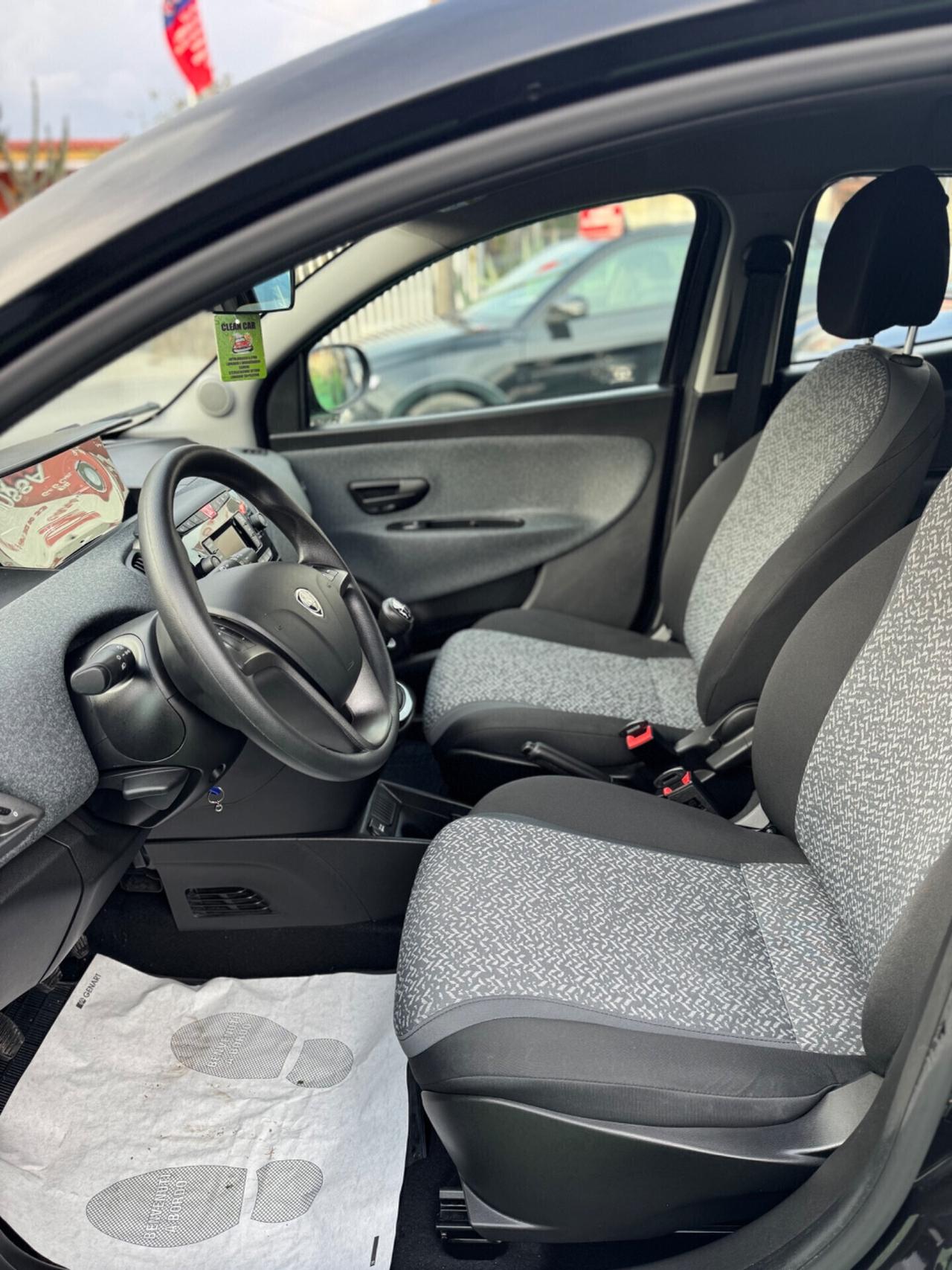 Lancia Ypsilon 1.0 FireFly 5 porte S&S Hybrid Silver