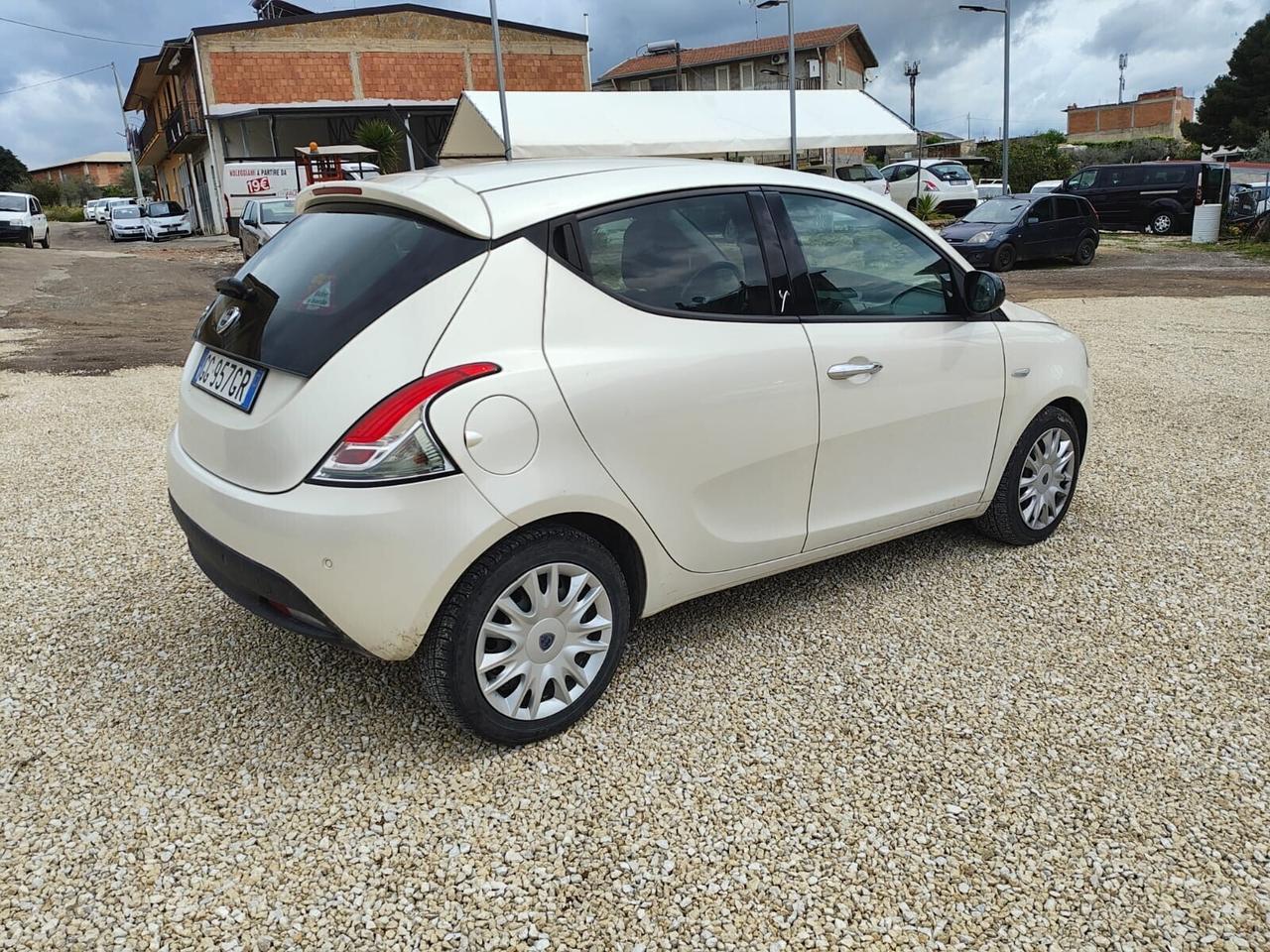 Lancia Ypsilon 0.9 TwinAir 85 CV bianco perla