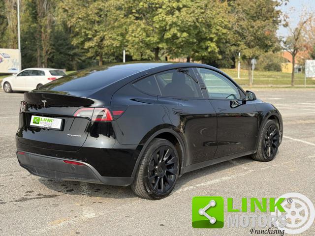 TESLA Model Y longe