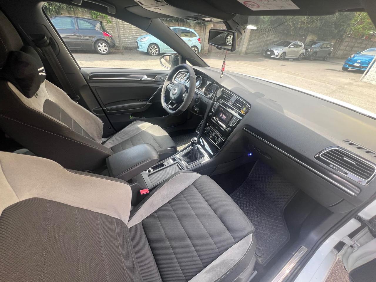 Volkswagen Golf 2.0 TSI R #10432
