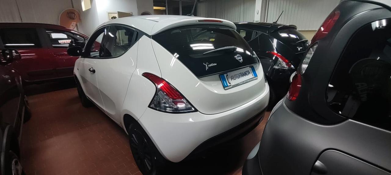 Lancia Ypsilon 1.0 FireFly 5 porte S&S Hybrid Ecochic Silver