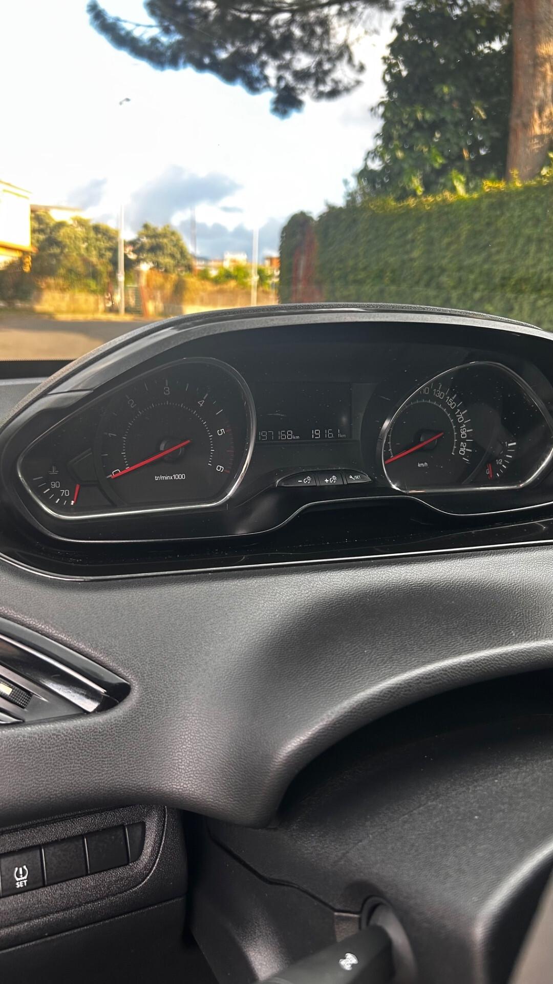 Peugeot 208 1.4 HDi 68 CV 5 porte Allure