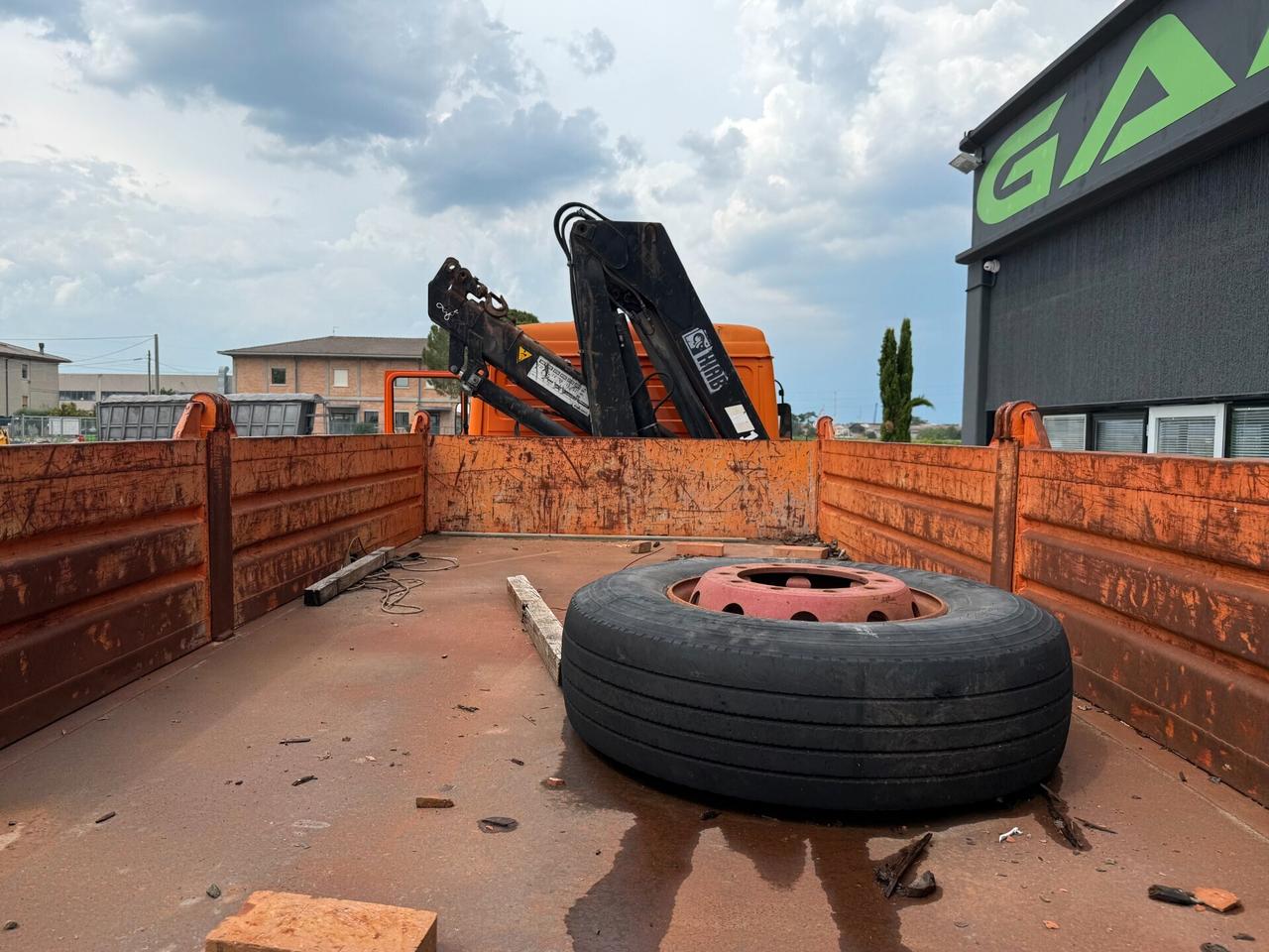 Mercedes Benz SK 1919 ribaltabile trilaterale con Gru HIAB Hidrocom 140