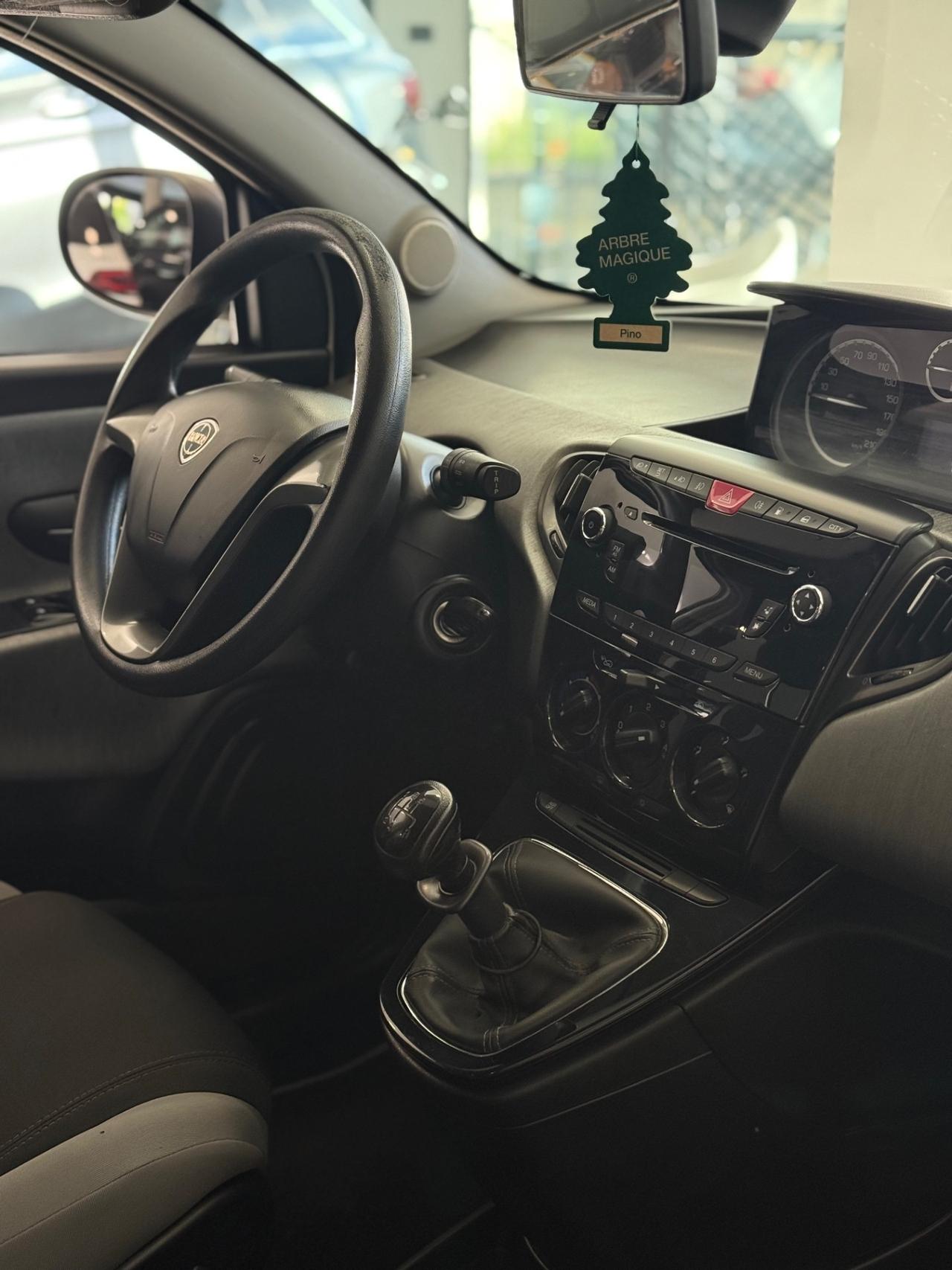 Lancia Ypsilon 0.9 TwinAir 85 CV 5 porte Metano Ecochic Silver