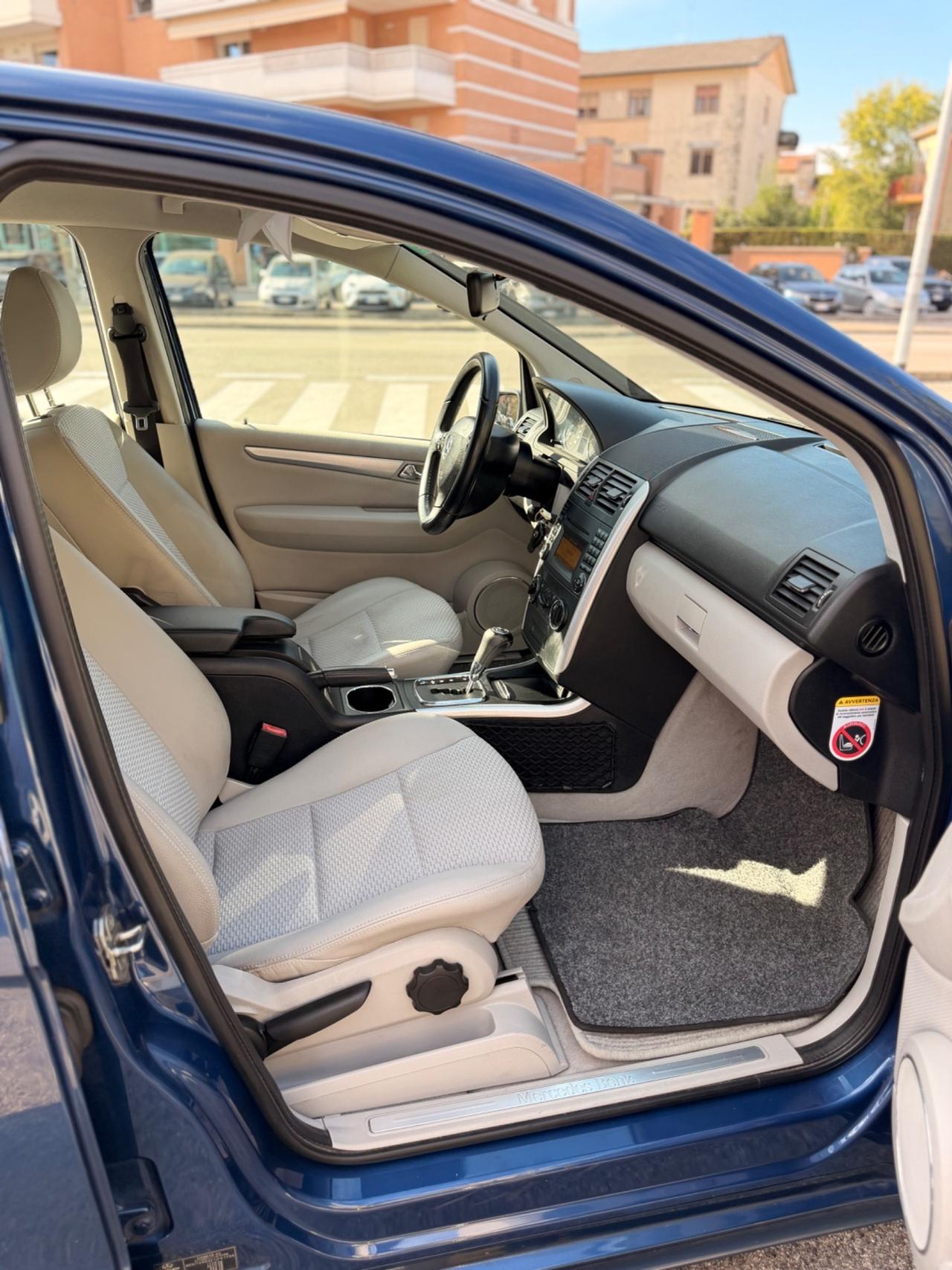 MERCEDES A180 automatico benzina neopatentati