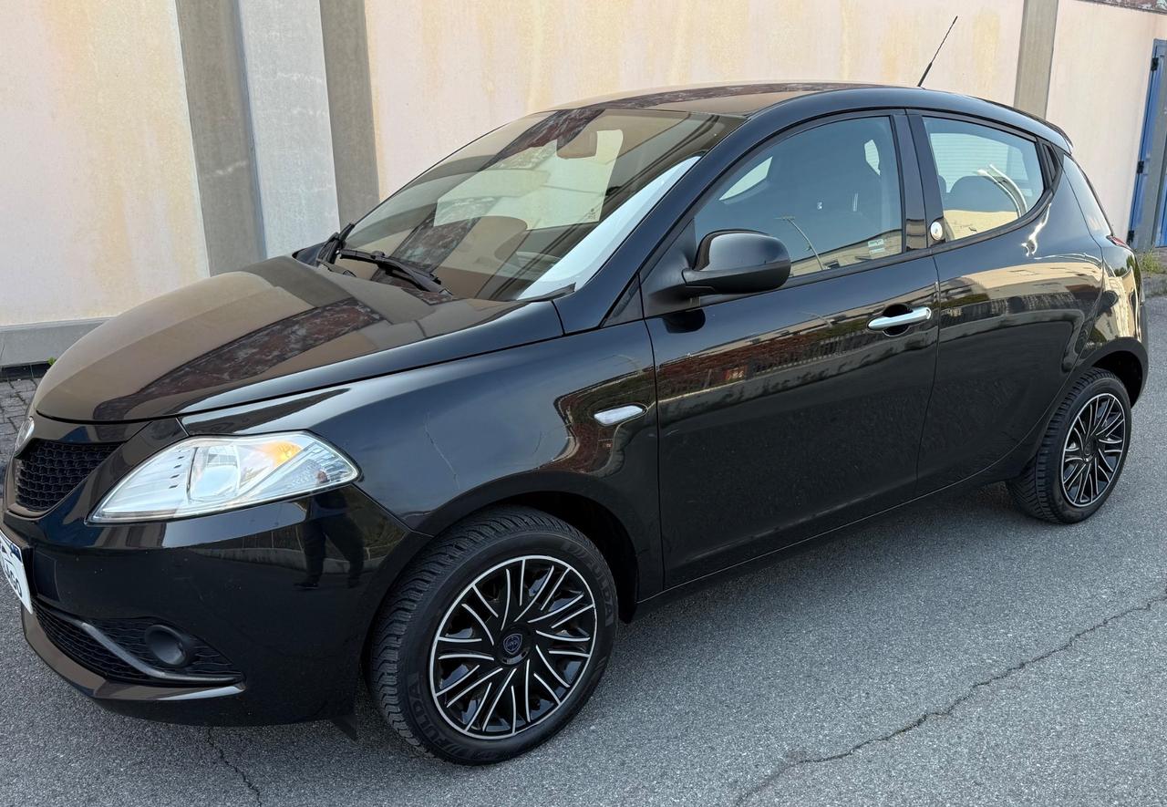 Lancia Ypsilon 1.2 69 CV 5 porte GPL Ecochic Black and Noir