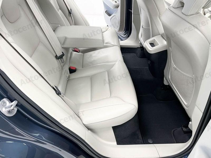 Volvo XC60 XC60 B4 (d) 197CV AUT AWD PLUS DARK