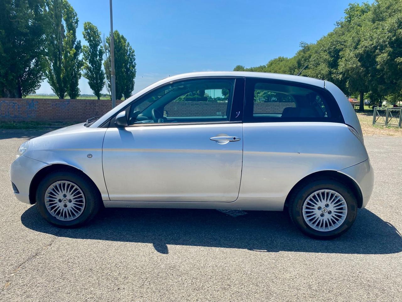 Lancia Ypsilon 1.3 MJT 75 CV Platino