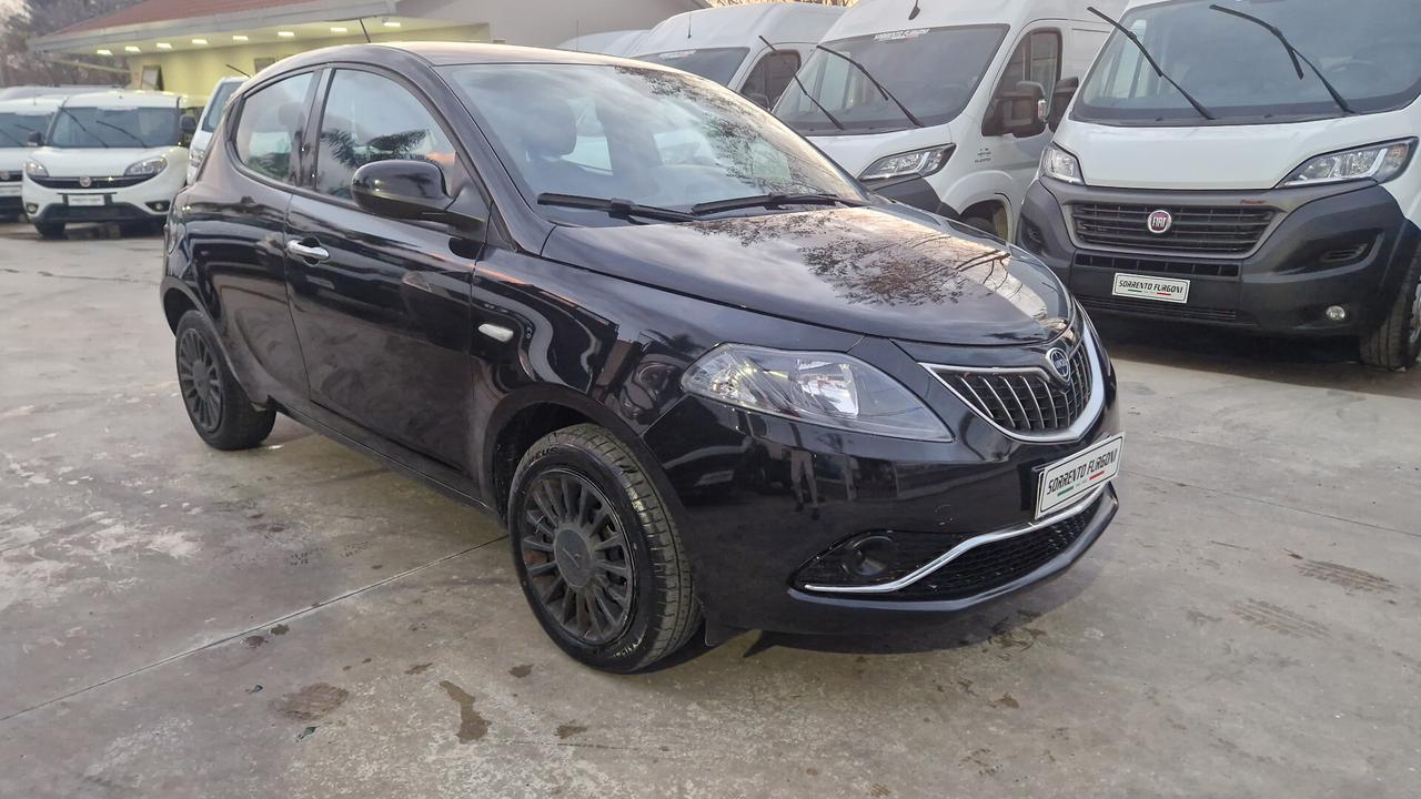 Lancia Ypsilon 1.0 FireFly 5 porte S&S Hybrid Ecochic Silver