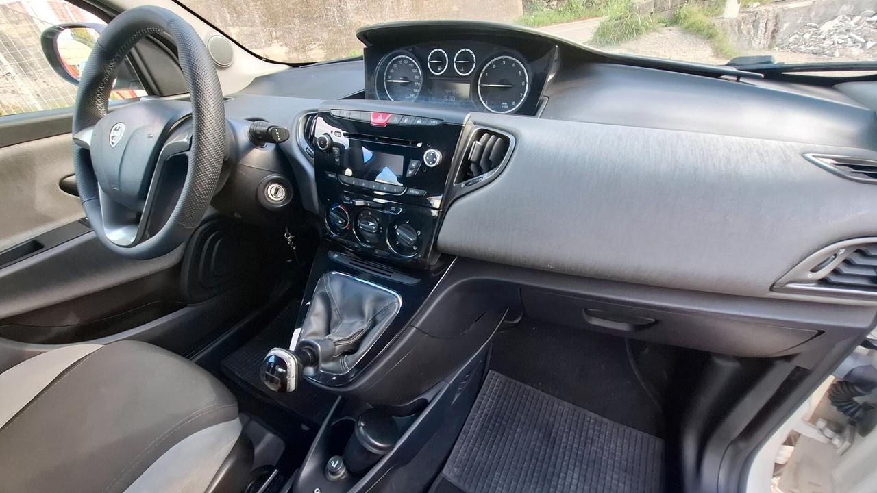 Lancia Ypsilon 0.9 TwinAir 85 CV 5 porte Metano Ecochic Silver