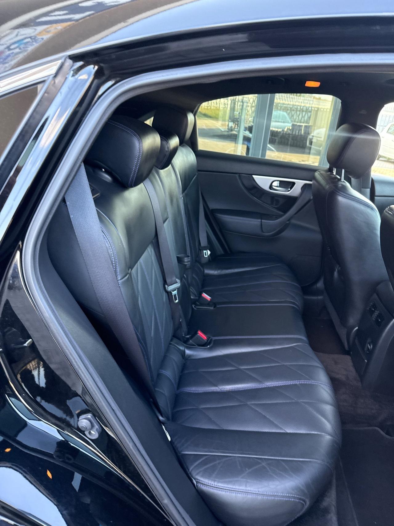 Infiniti QX70 3.0 diesel V6 AT S Design