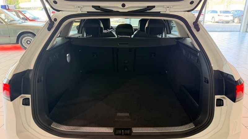 Volkswagen Passat Variant 2.0 TDI SCR EVO 110kW Business DSG Camera 360° LED 17"