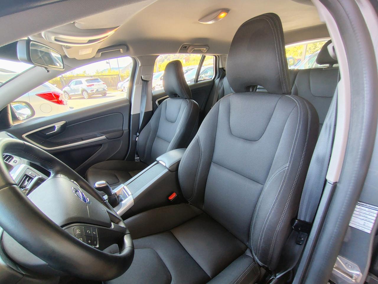 Volvo V60 D2 R-design