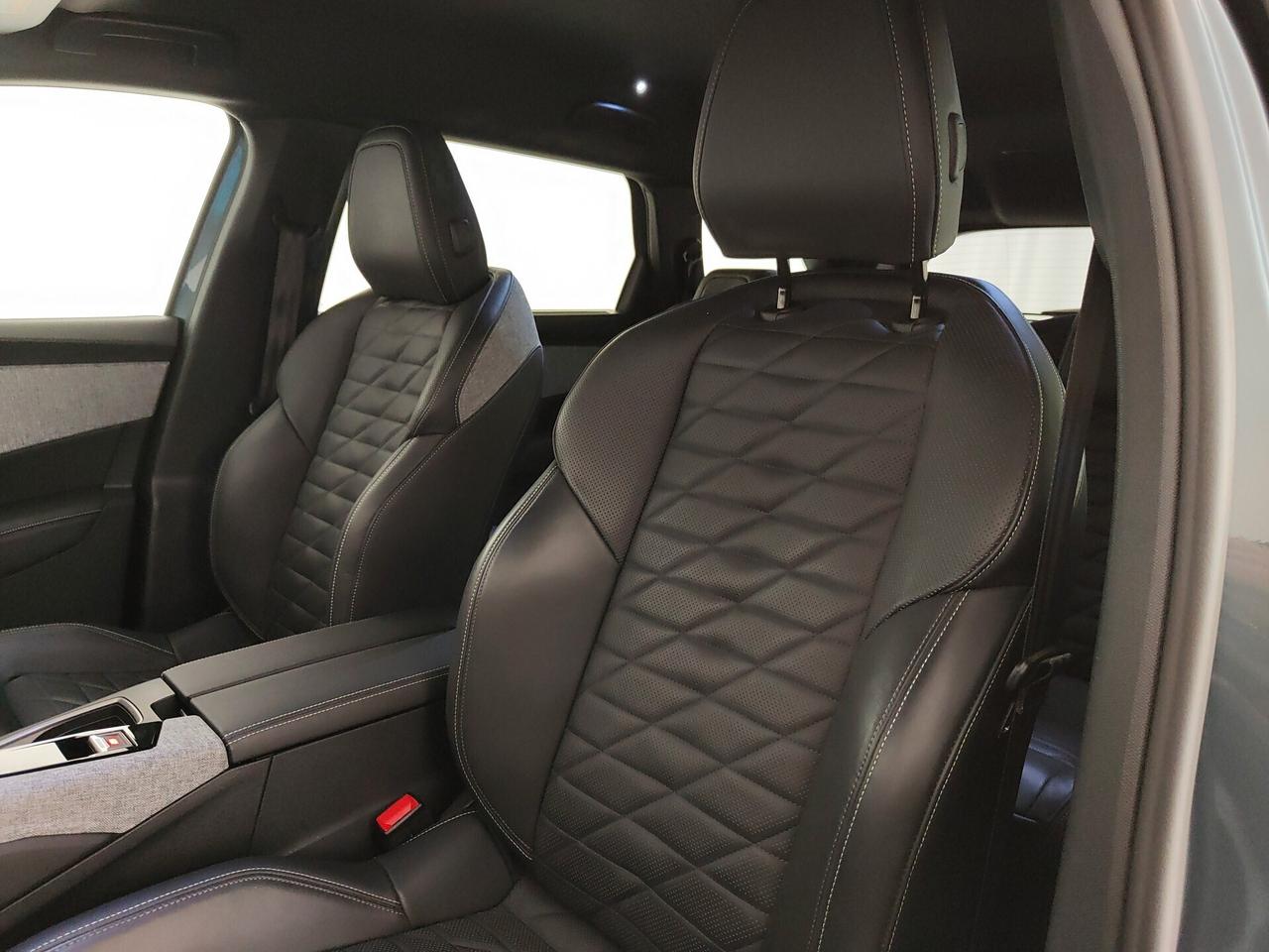 Peugeot 5008 motore elettrico (73kWh) 210 CV GT