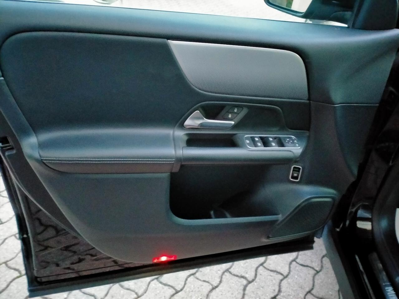 Mercedes-Benz GLB 180 D BUSINESS EXTRA 8MLED/SEDILI SPORT/DISPLAY MAXI