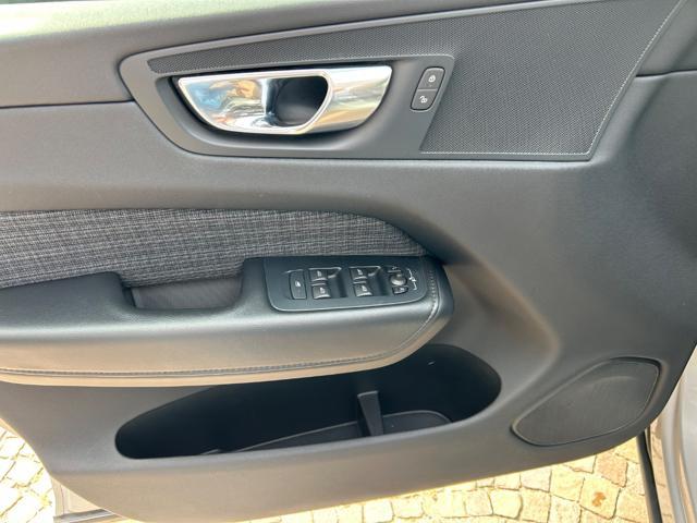 VOLVO XC60 B4 (d) AWD automatico MOMENTUM