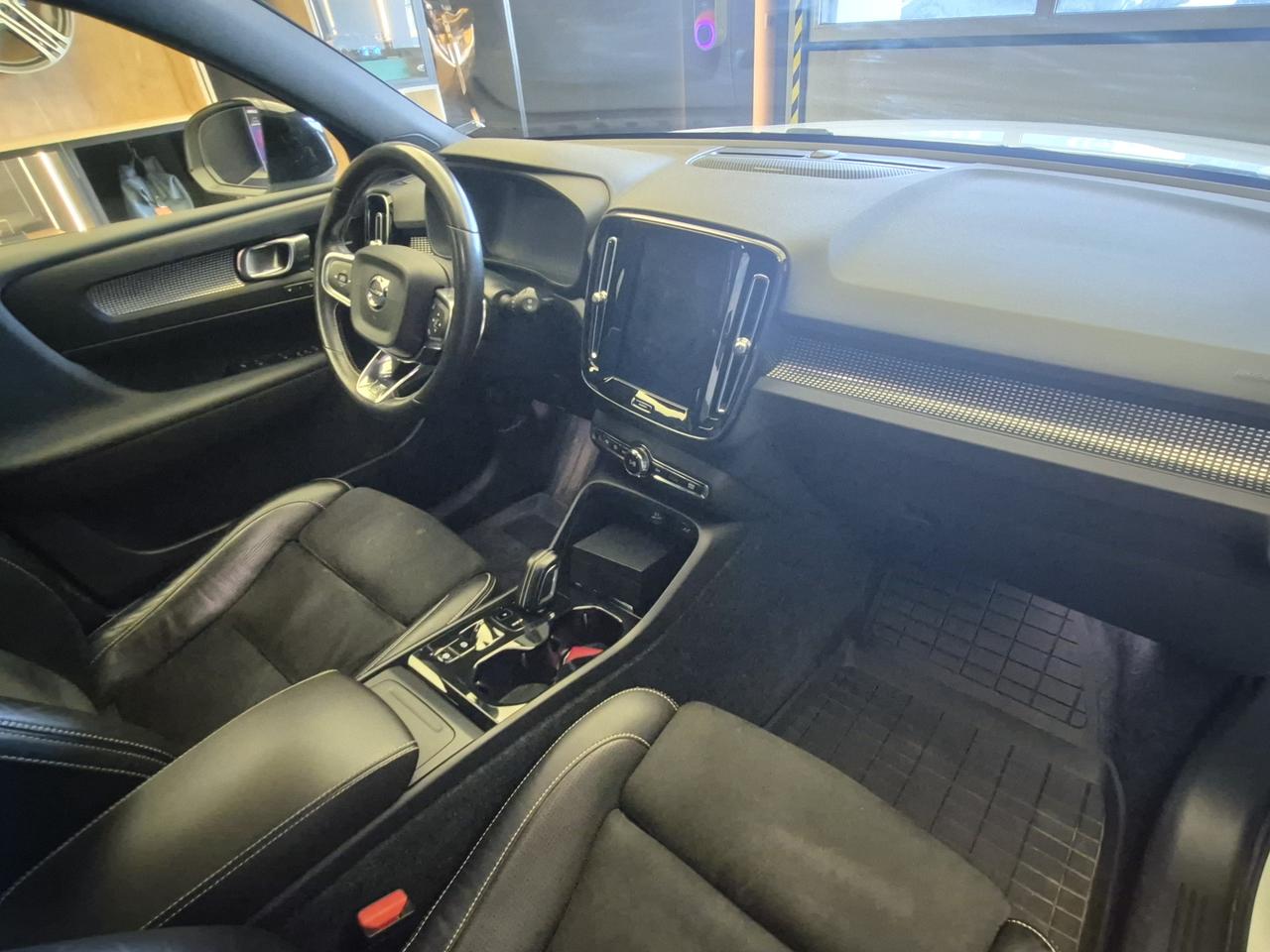 VOLVO XC40 - XC40 2.0 d4 R-design awd geartronic