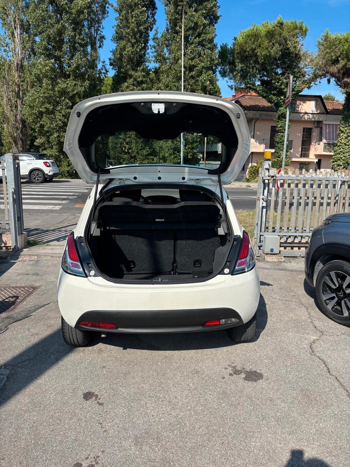 Lancia Ypsilon 1.0 FireFly 5 porte S&S Hybrid Ecochic Silver NESSUN VINCOLO