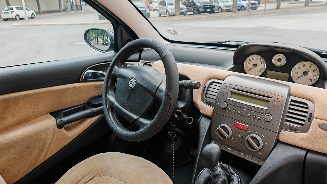 Lancia Ypsilon 1.2 16V Platino