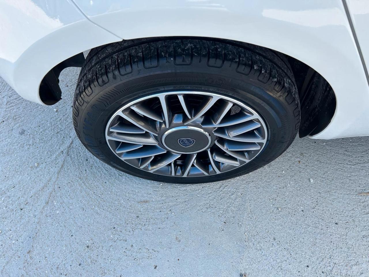 Lancia Ypsilon 1.0 FireFly 5 porte S&S Hybrid Gold