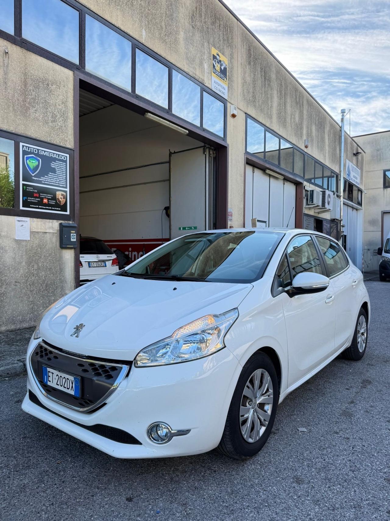 Peugeot 208 1.4 e-HDi 68 CV S&S robotizzato 5 porte Active