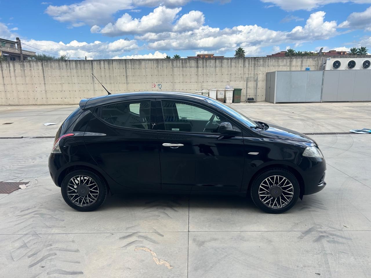 Lancia Ypsilon 1.2 69 CV 5 porte Platinum GPL