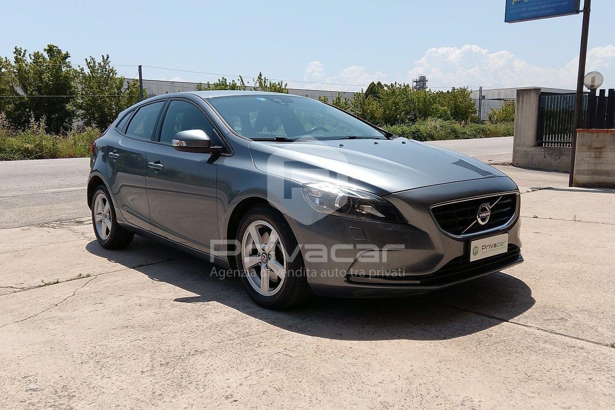 VOLVO V40 D2 R-design Momentum