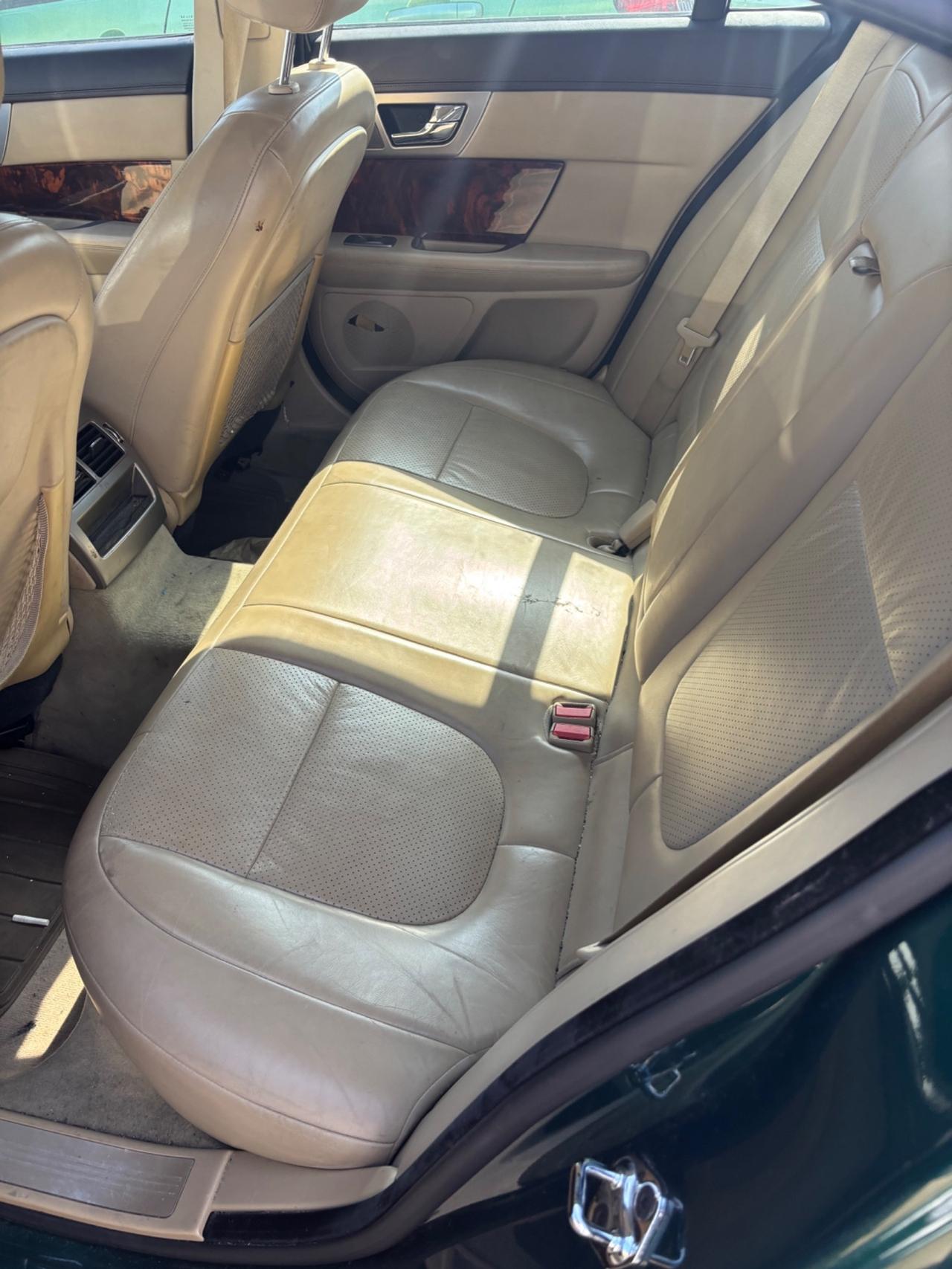 Jaguar XF 2.7D V6 Luxury motore rotto per pezzi ricambi occhio