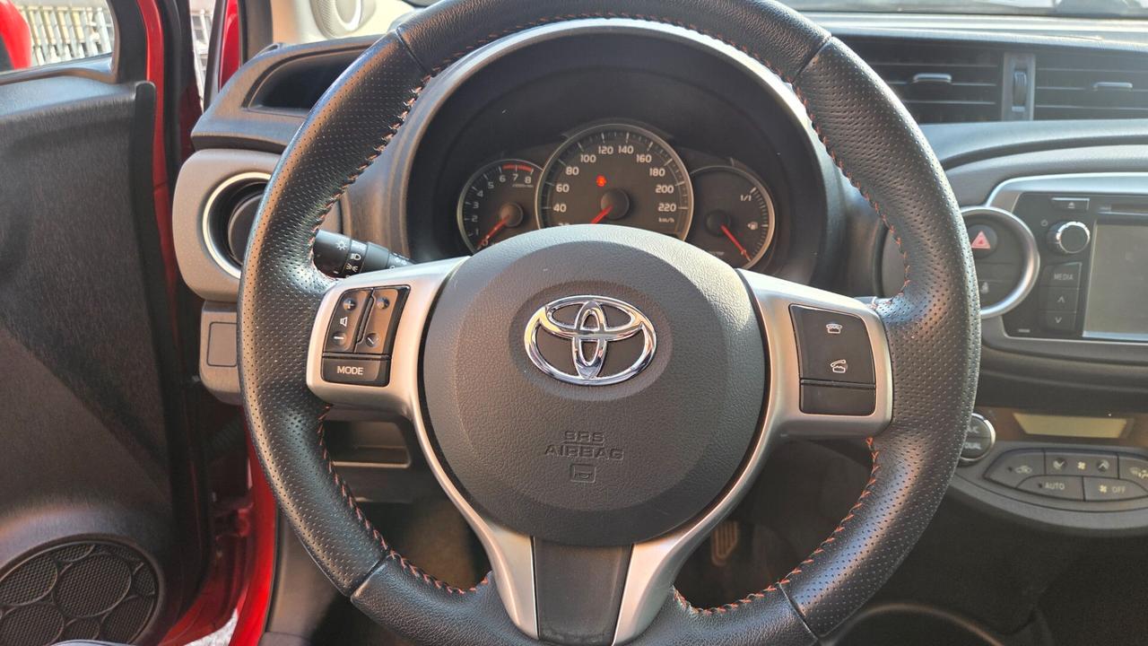 Toyota Yaris 1.3 5 porte Lounge full