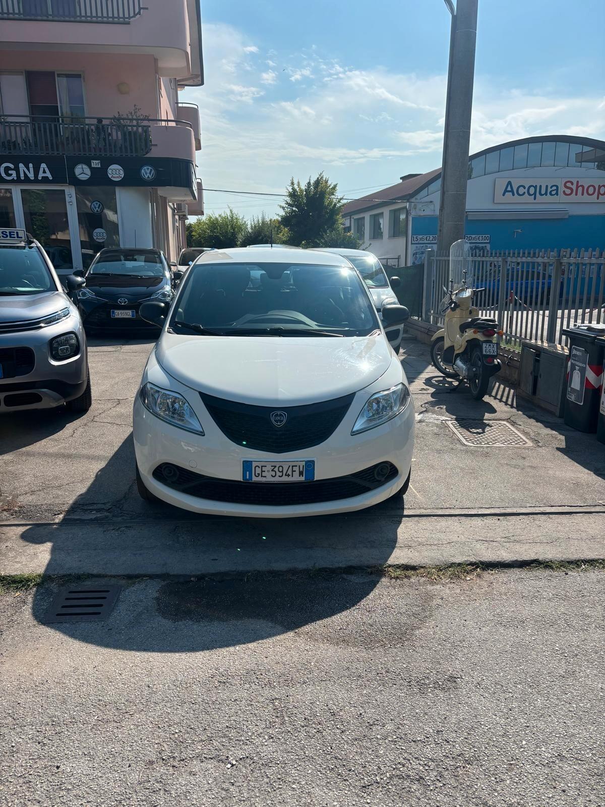 Lancia Ypsilon 1.0 FireFly 5 porte S&S Hybrid Ecochic Silver NESSUN VINCOLO