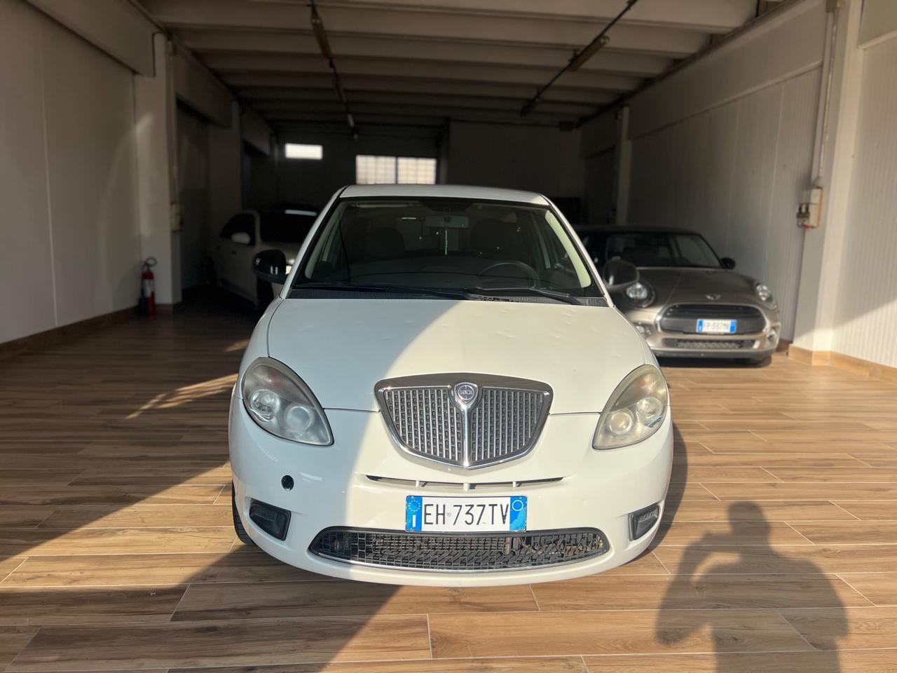 Lancia Ypsilon 1.3 MJT 75 CV Unyca