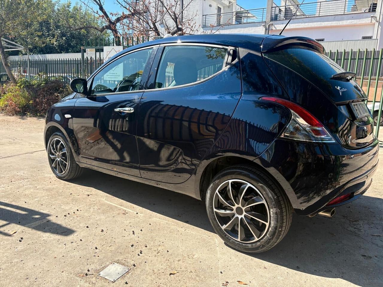Lancia Ypsilon 1.2 69 CV neopatentati