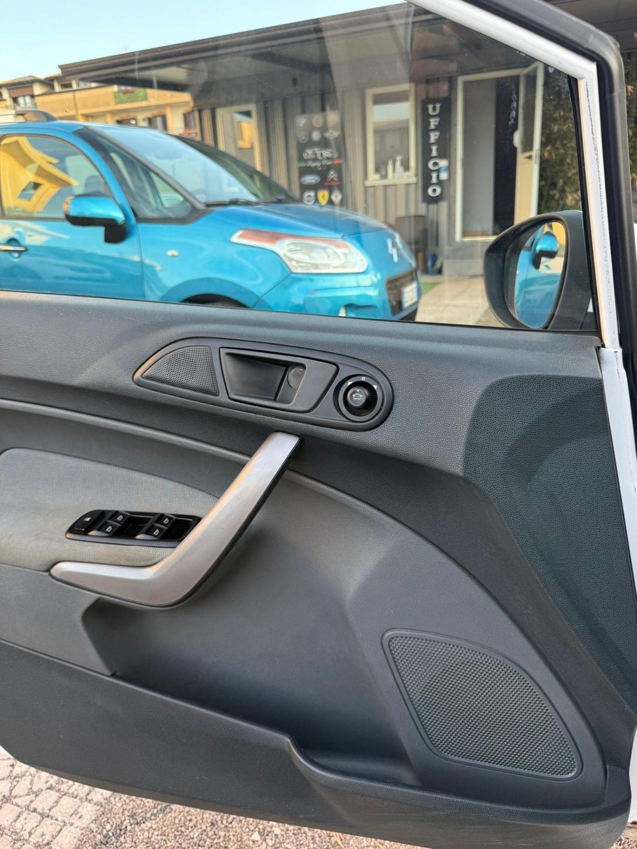 Ford Fiesta 1.4 16V 5p. Bz.- GPL Titanium Bs.