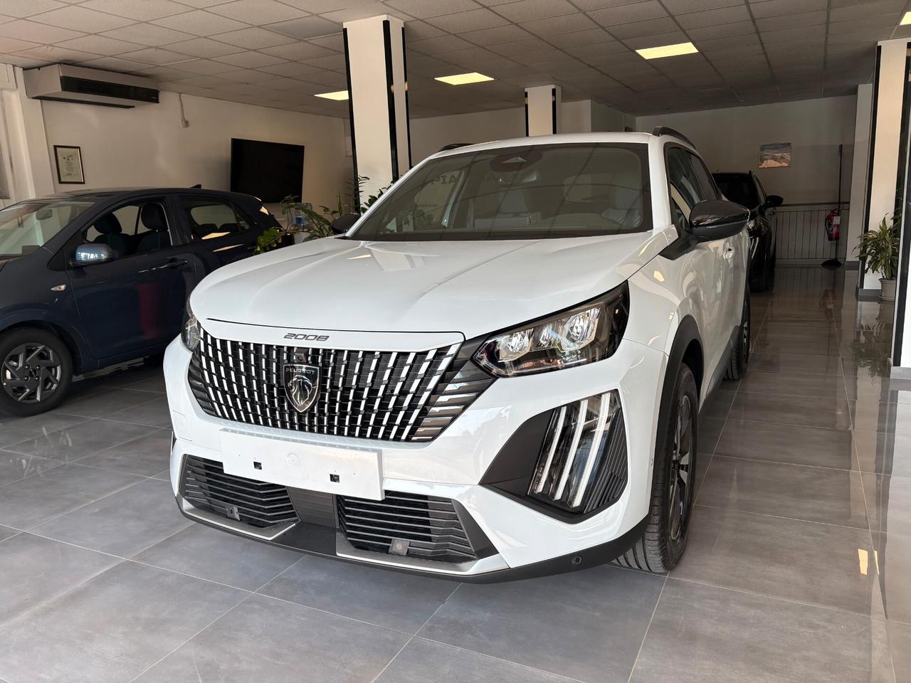 Peugeot 2008 Allure 1.2 Hybrid e-DCS6 - KMO 2026