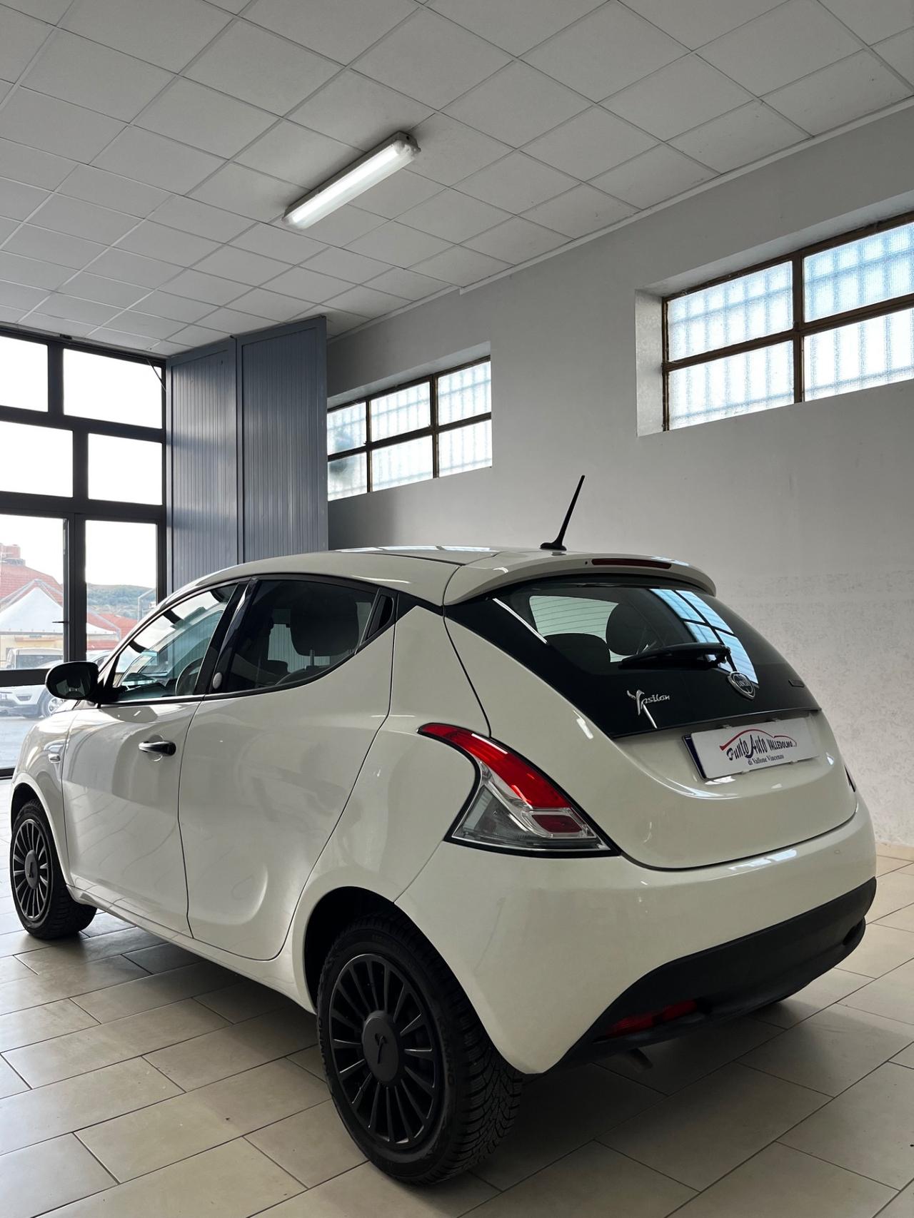 LANCIA YPSILON 1.0 FireFly 5 porte S&S Hybrid Ecochic Silver