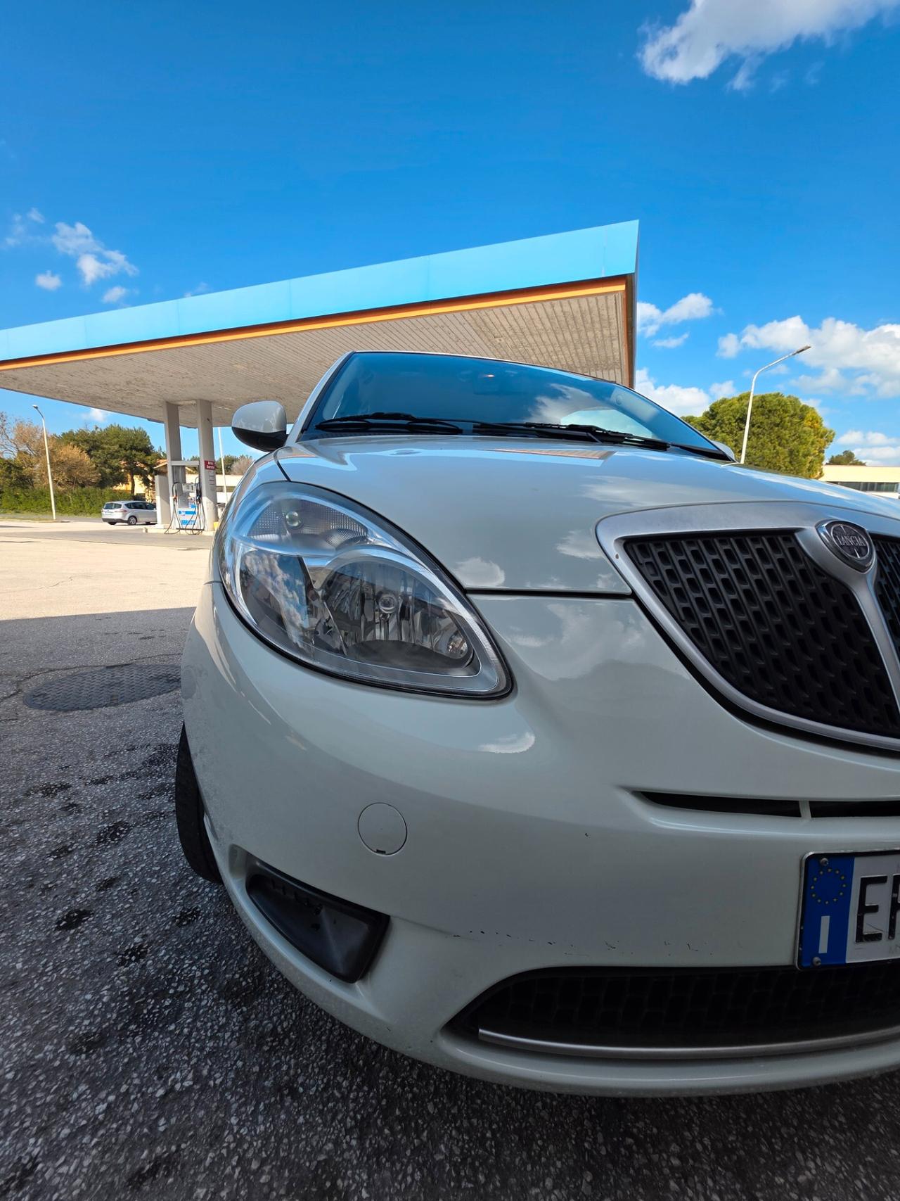 Lancia Ypsilon neo patentati 81000 km