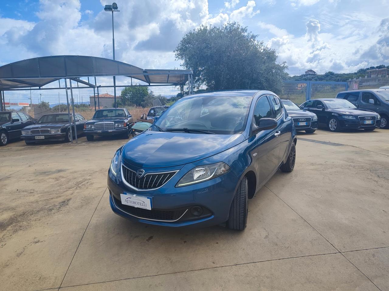 Lancia Ypsilon 1.0 FireFly S&S Hybrid Silver