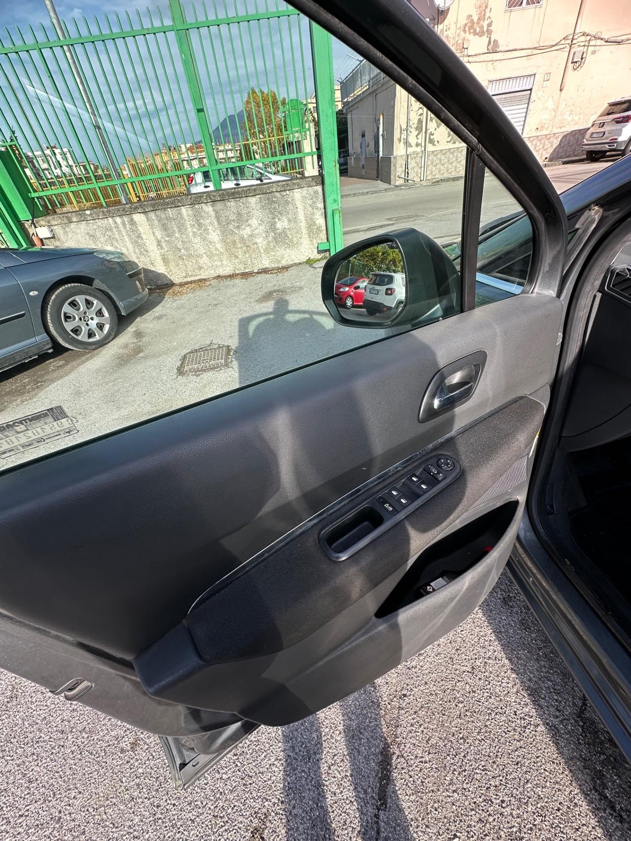 Peugeot 5008 2.0 HDi 150CV Féline