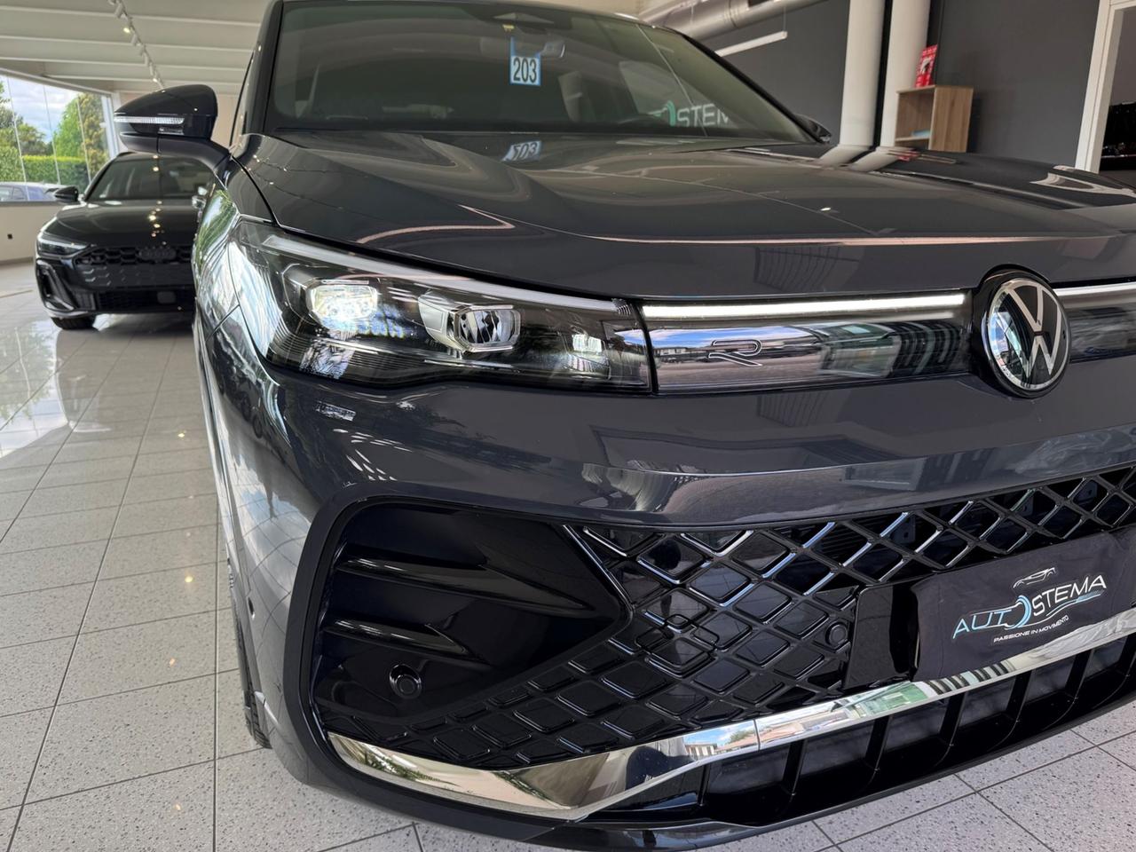 VOLKSWAGEN Tiguan III 2024 1.5 etsi R-Line 150cv dsg - SED. MASSAGGIANTI!