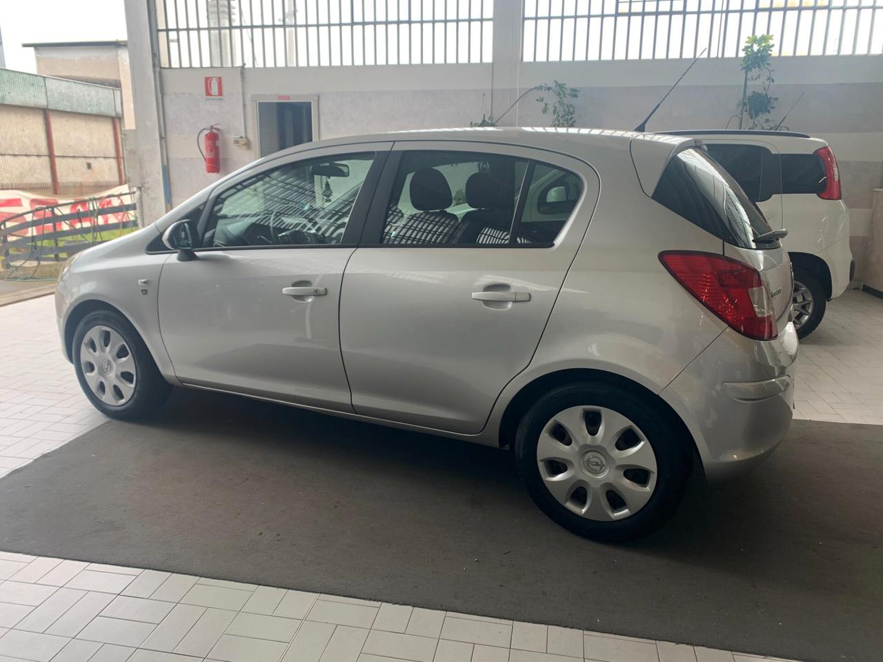 Opel Corsa 1.2 5 porte Cosmo