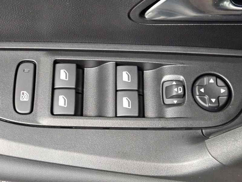Peugeot 2008 Hybrid 136 e-DCS6 Allure auto