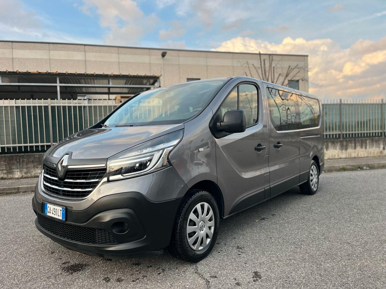 RENAULT TRAFIC 9P LUNGO CAMBIO AUTOMATICO DOPPIA PORTA