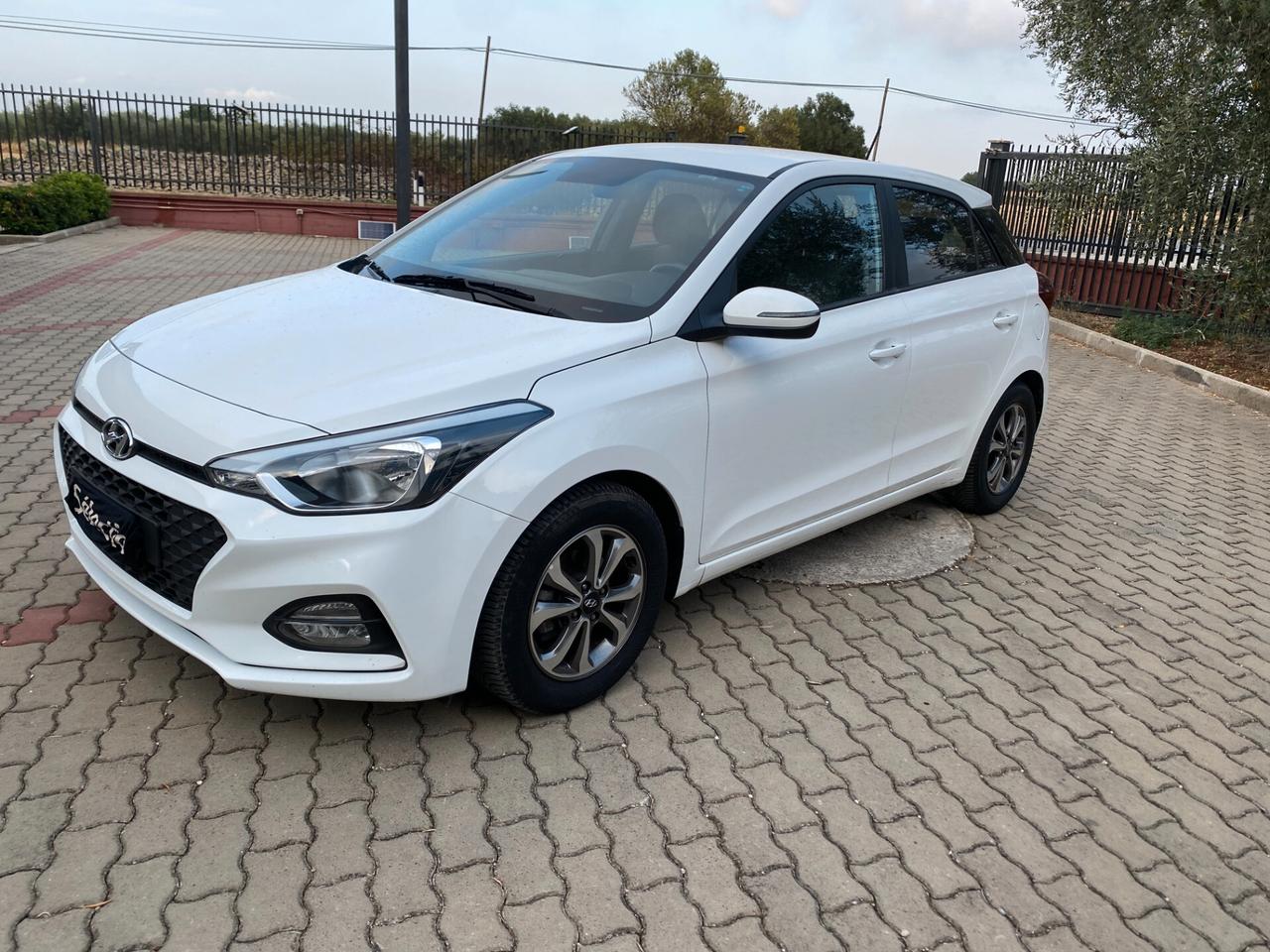 Hyundai i20 1.2 5 porte Econext Tech KM CERTIFICATI --Pacchetti auto per commercianti ---