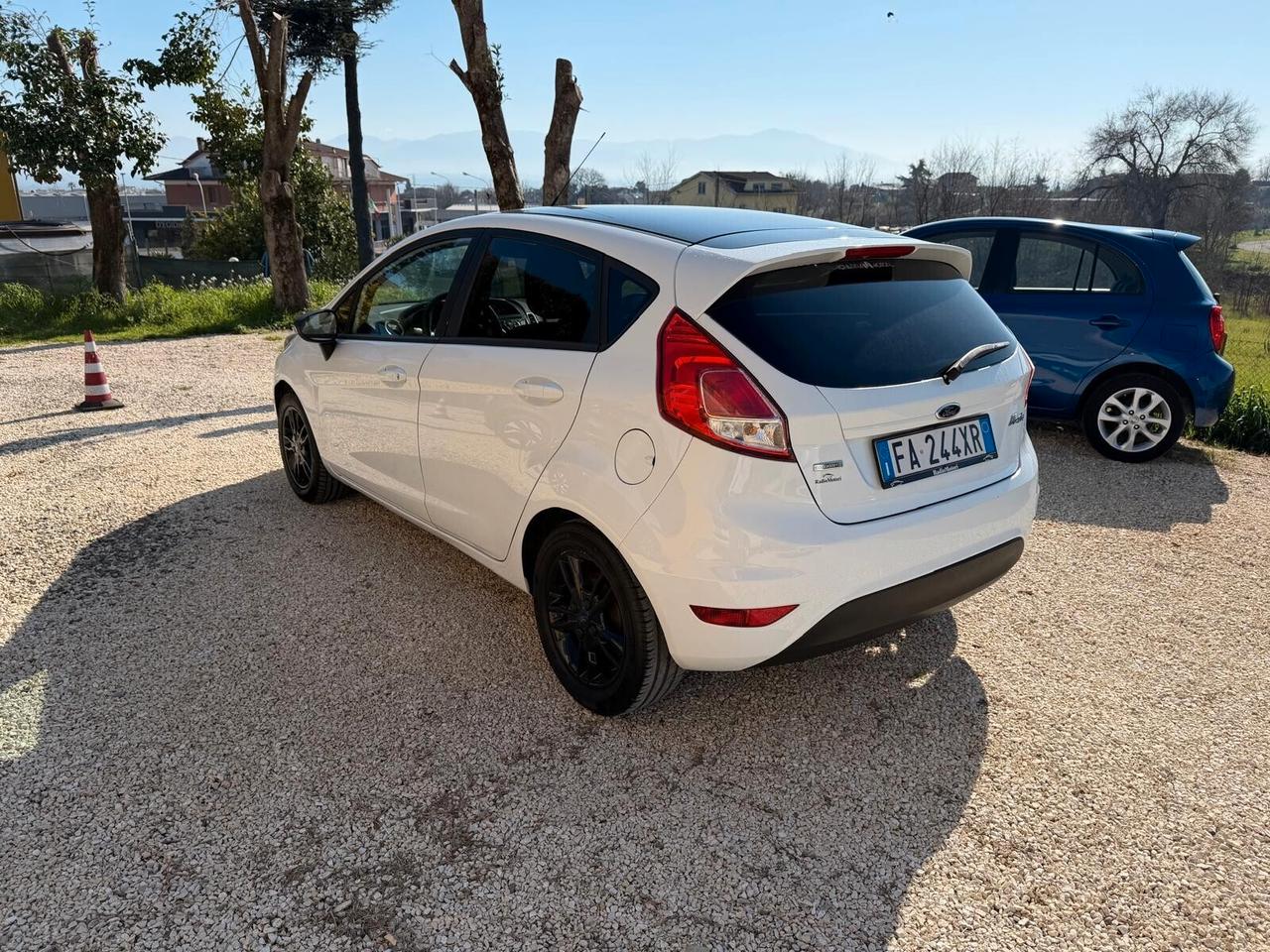 Ford Fiesta Cambio Automatico Black & White