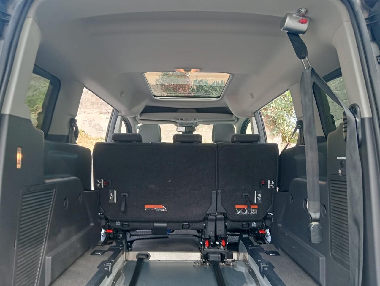 Ford Tourneo Connect Pianale ribassato con rampa disabili in carrozzina