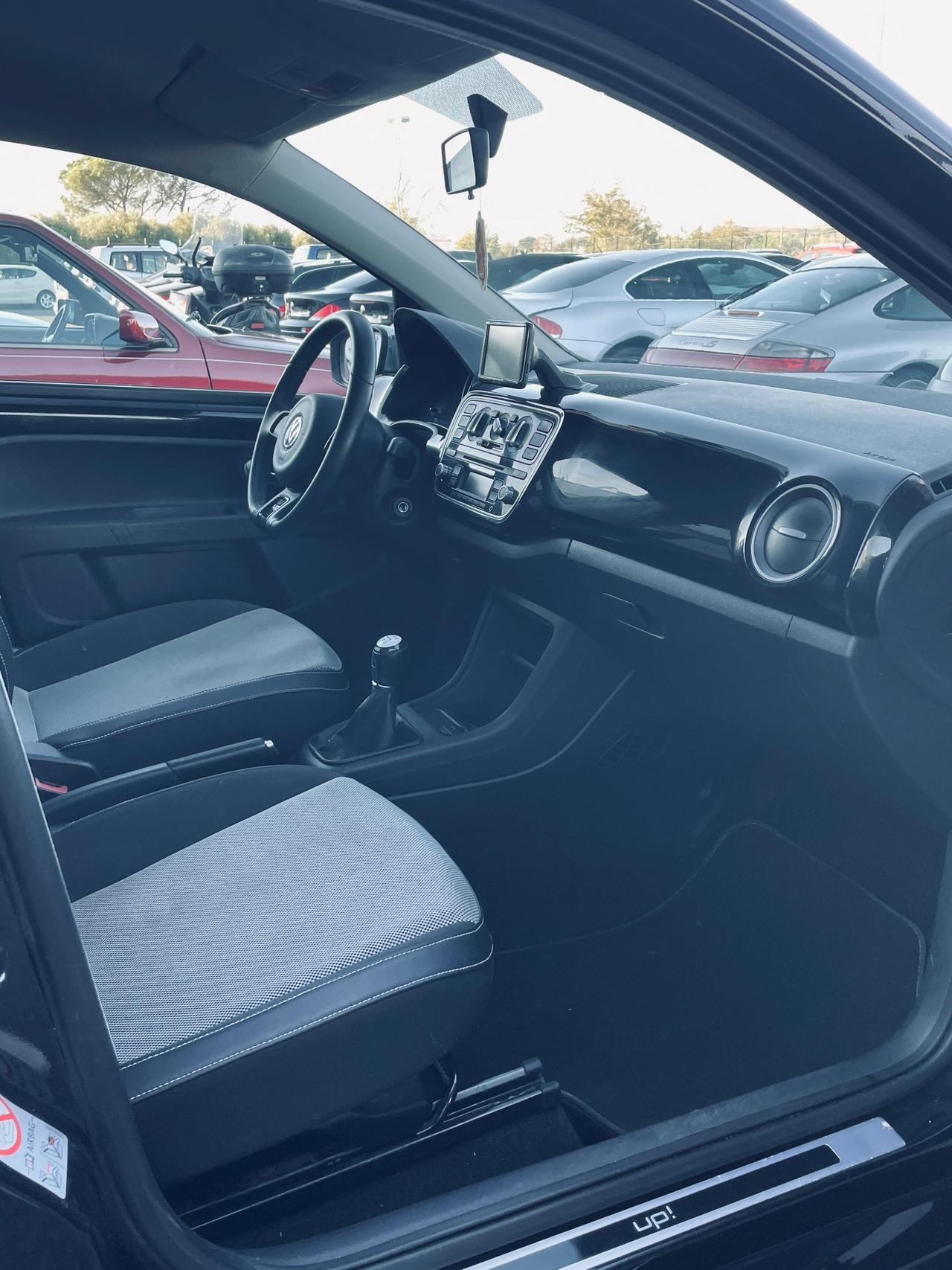 Volkswagen UP high up BLACK EDITION