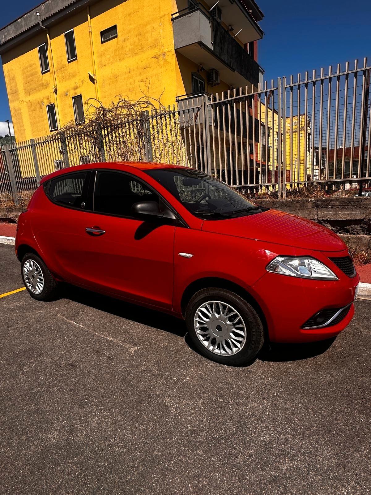 Lancia Ypsilon 0.9 TwinAir 85 CV 5 porte Metano Ecochic Silver