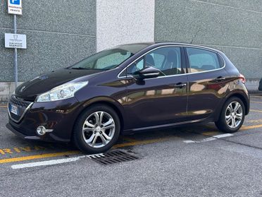 Peugeot 208 1.6 e-HDi 92 CV Allure 5p | Navi Retrocamera Clima Bi-Zona Cerchi 16”