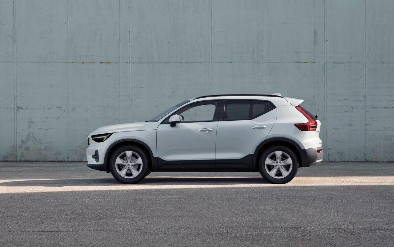 Volvo XC40 Mild Hybrid B3 163cv Crystal White