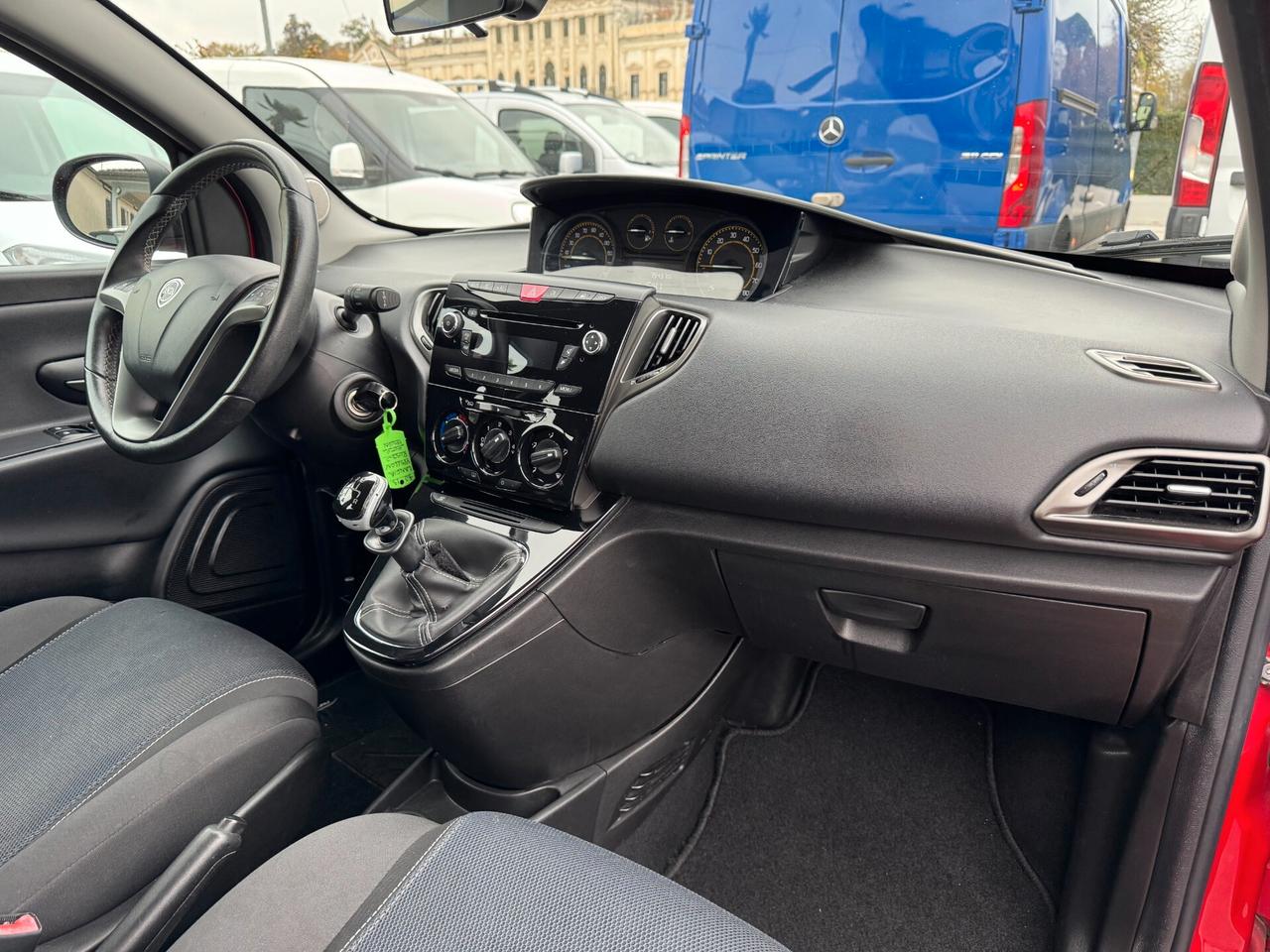 Lancia Ypsilon 1.2 69 CV 5 porte S Momodesign